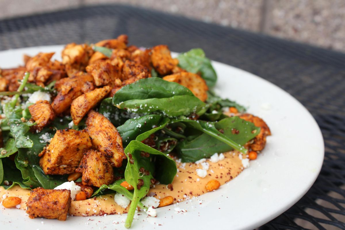 Plato fuerte con pollo adobado y ensalada fresca. Foto de Pexels. 