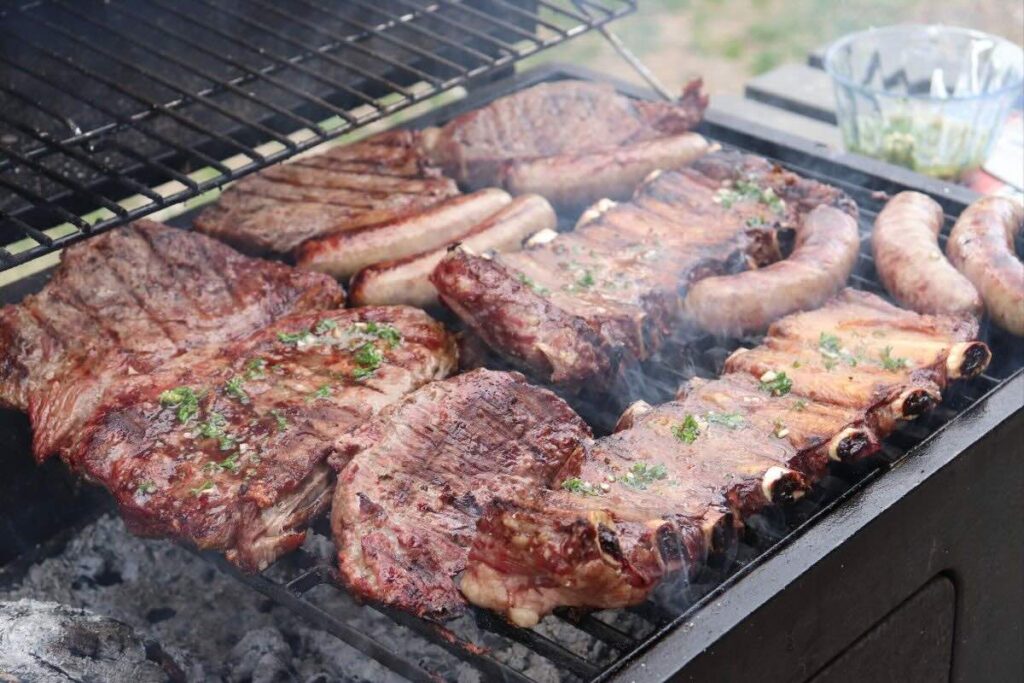 El asado argentino clásico mantiene 4 cortes de carne entre sus favoritos.
