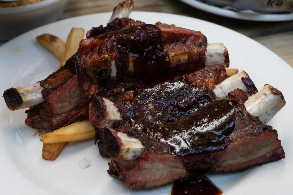 Las costillas bbq son una comida favorita para compartir al centro.
