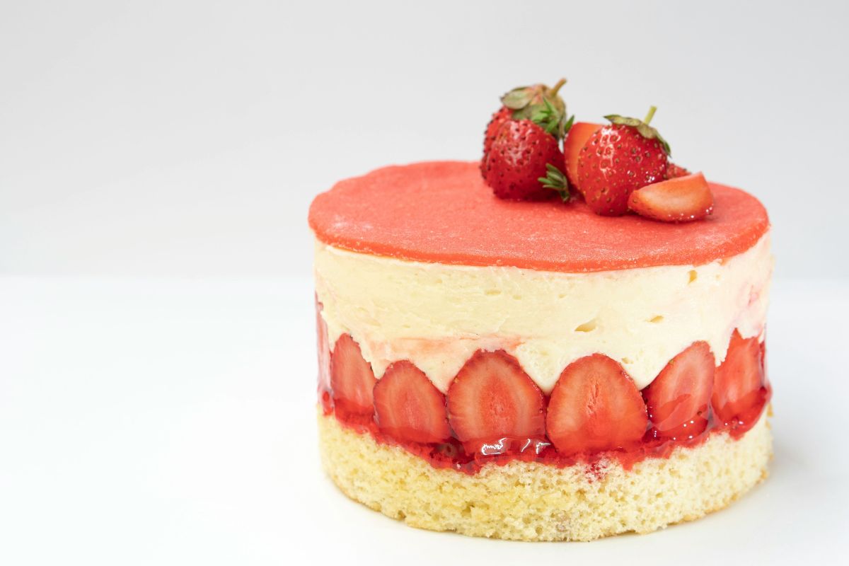 Tarta francesa con crema y fresas frescas. Foto de UnSplash.