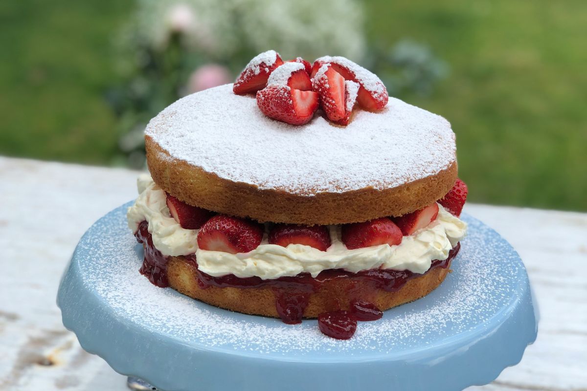 Tarta francesa con crema y fresas frescas. Foto de UnSplash.
