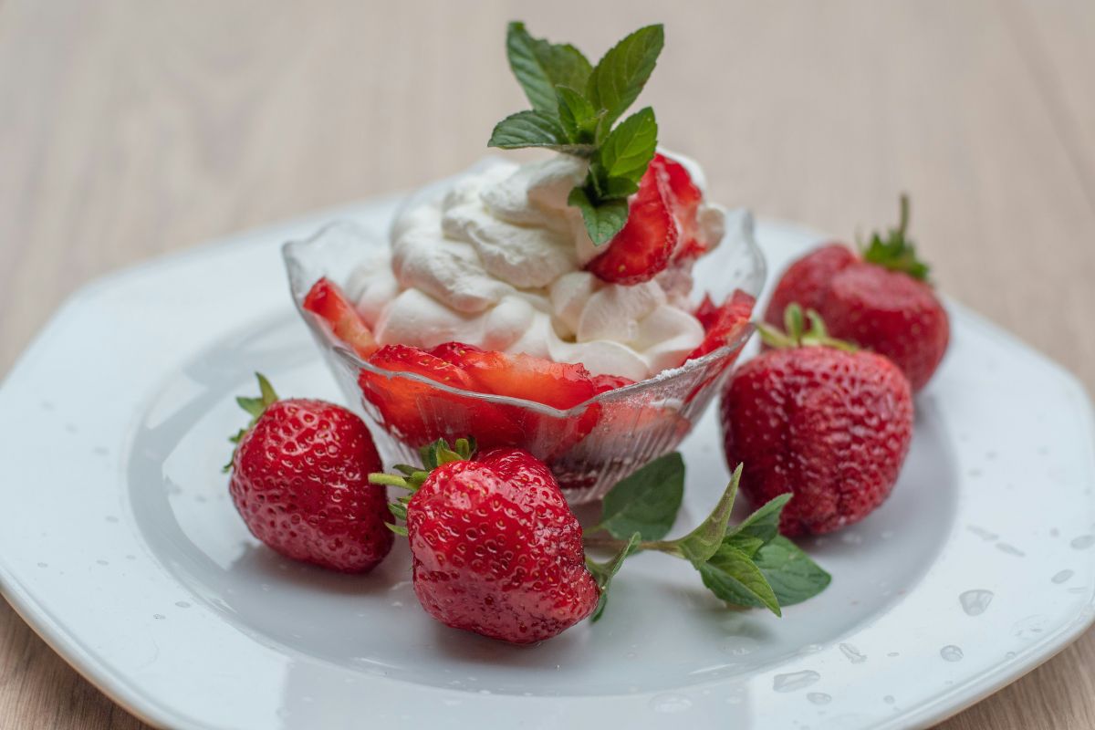Postre fresco con crema dulce y fresas. Foto de Pexels.
