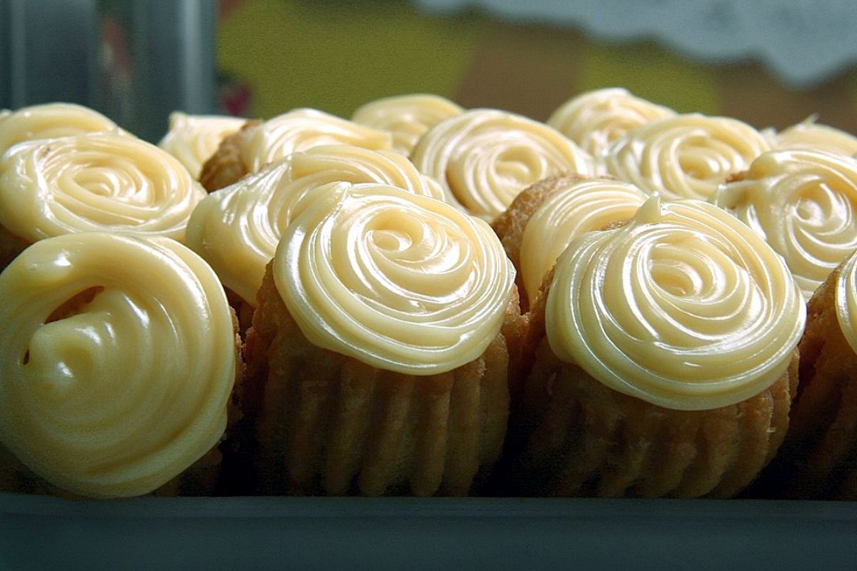 Crema pastelera como decoración de pan dulce. Foto de Pexels.