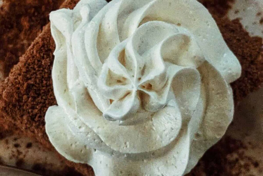 La crema diplomática funciona como relleno dulce y ligero para postres fríos.