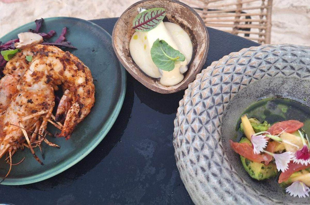 Pescado al horno con pil pil ahumado y aguacate a la parrilla del chef Silva + camarón jumbo con curry rojo de la chef Villegas (parrillada en la playa), foto de Miriam Carmo