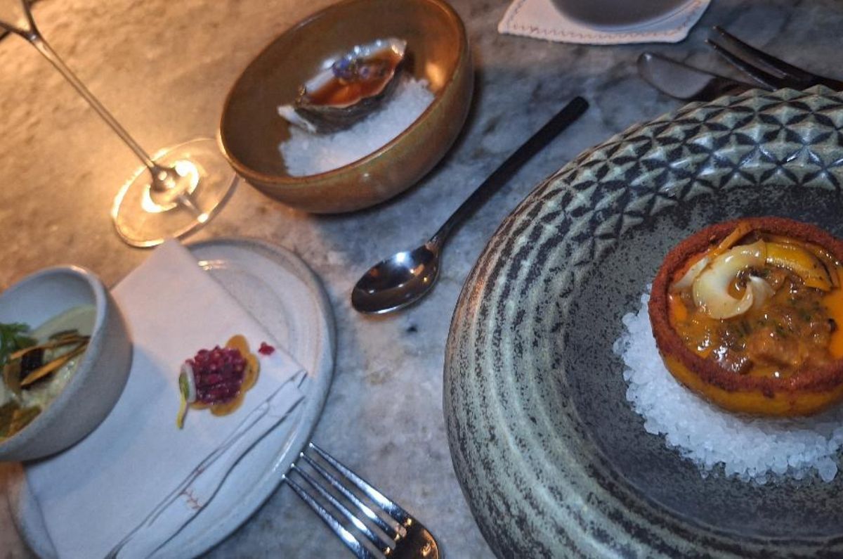 Tartar de betabel del chef Stone, ostra con veneno de fresa de la chef Villegas y aguachile de caracol y erizo del chef Hinostroza (cena en Woodend), foto de Miriam Carmo