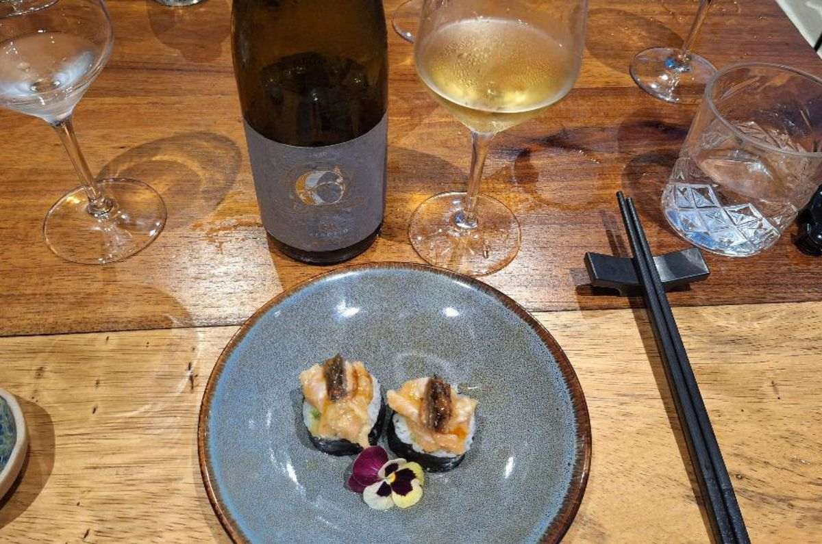 Rollo Harumaki de spicy de salmón con salsa de yuzu de limón con Verdejo fermentado en barrica de Castelo de Medina, foto de Miriam Carmo