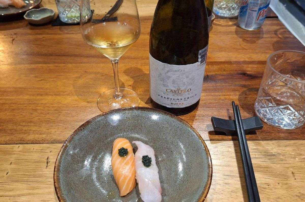 Nigiris de salmón y pargo maridados con Verdejo Prefiloxerico de Castelo de Medina, foto de Miriam Carmo
