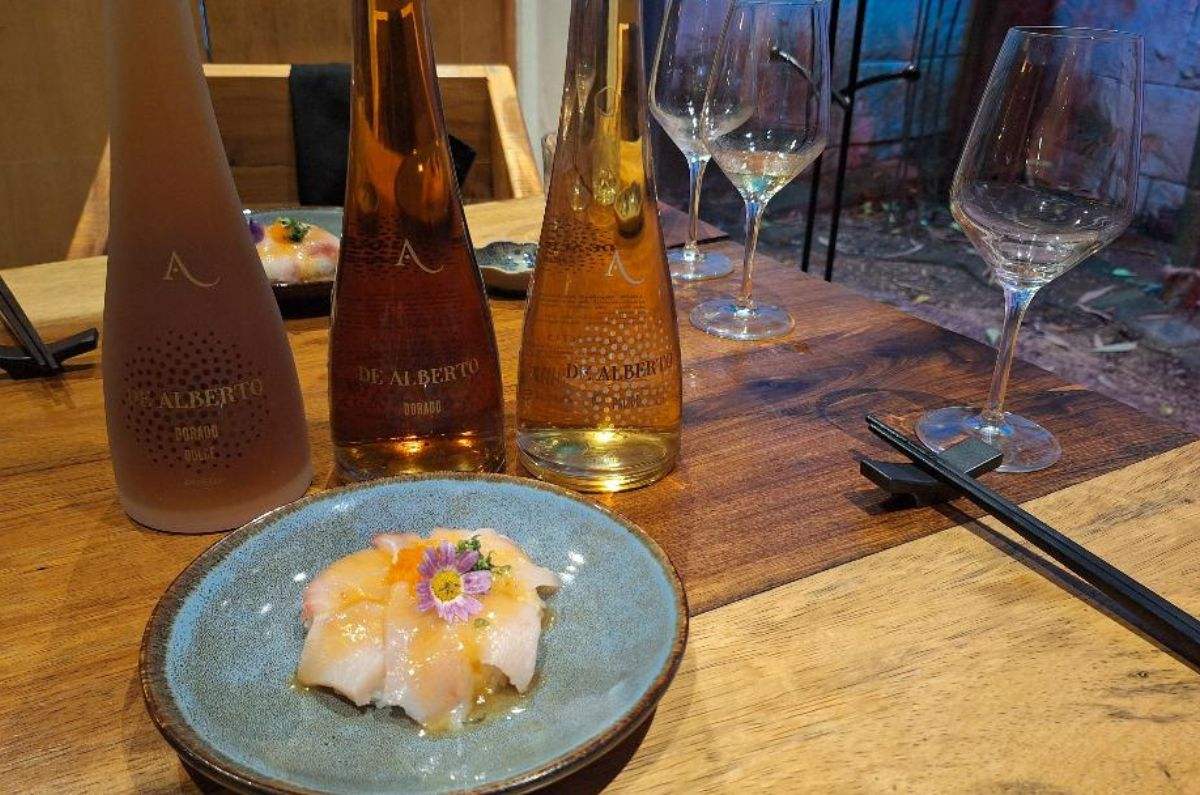 Sashimi corte medio sobre cama de arroz bañado con salsa de mango picante maridado con Verdejo Pálido (crianza bajo velo de flor), Dorado y Dorado Dulce de Bodegas Hijos de Alberto, foto de Miriam Carmo