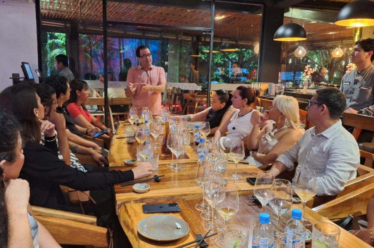 Sommelier Fernando González durante la cena maridaje de la D.O.Rueda en el restaurante Samura Cancún, foto de Miriam Carmo