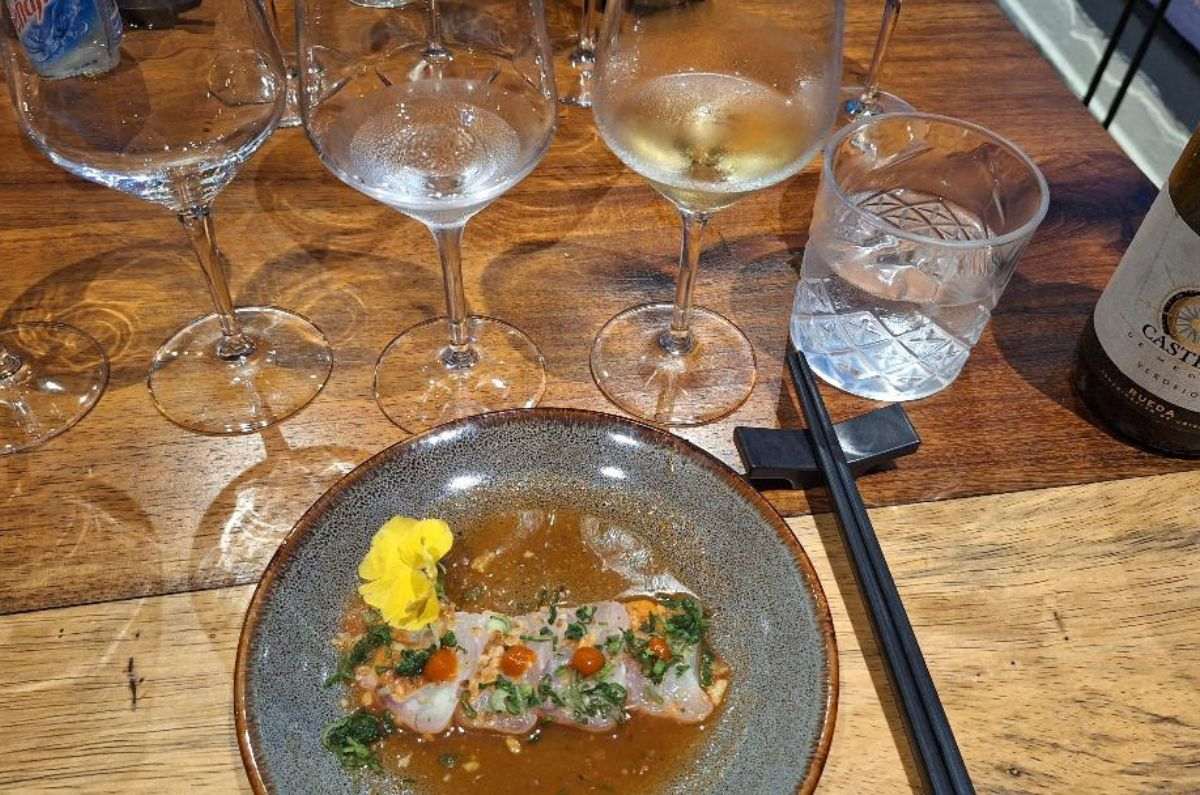 Tiradito nikkei con pargo, leche de tigre peruana y ají maridado con Verdejo joven Castelo de Medina, foto de Miriam Carmo