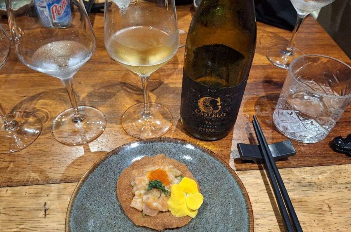 Tostadas de salmón con vinagreta de jalapeño y cilantro picante maridado con Verdejo Vendimia Seleccionada de Castelo de Medina, foto de Miriam Carmo