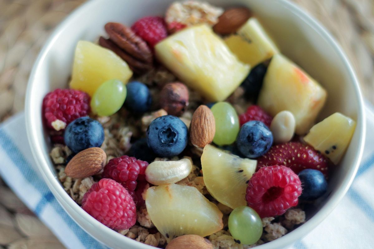 Fruta natural acompañada de almendras y granola. Foto de PxHere.
