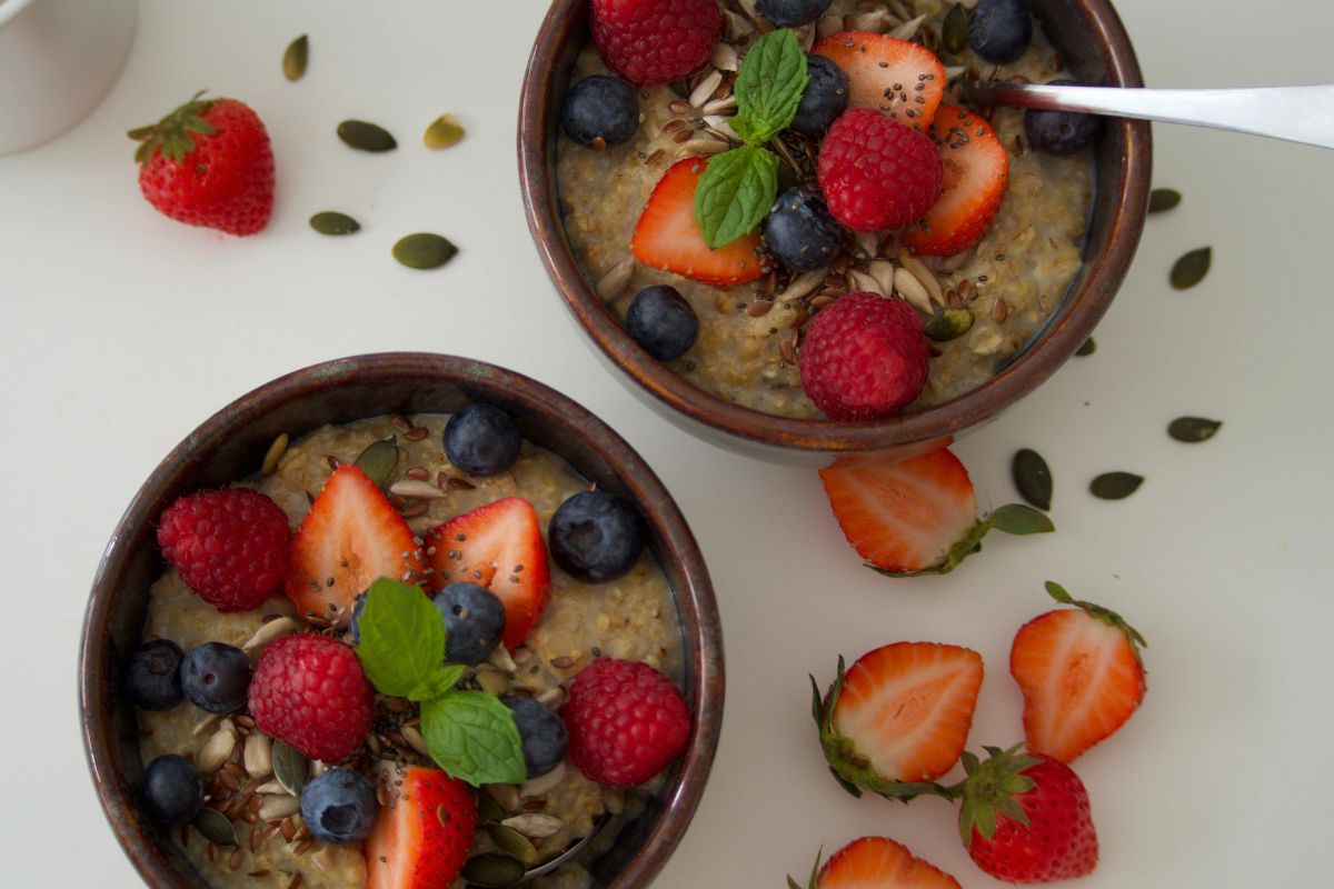 Avena cocida acompañada de frutos rojos. Foto de Pexels.