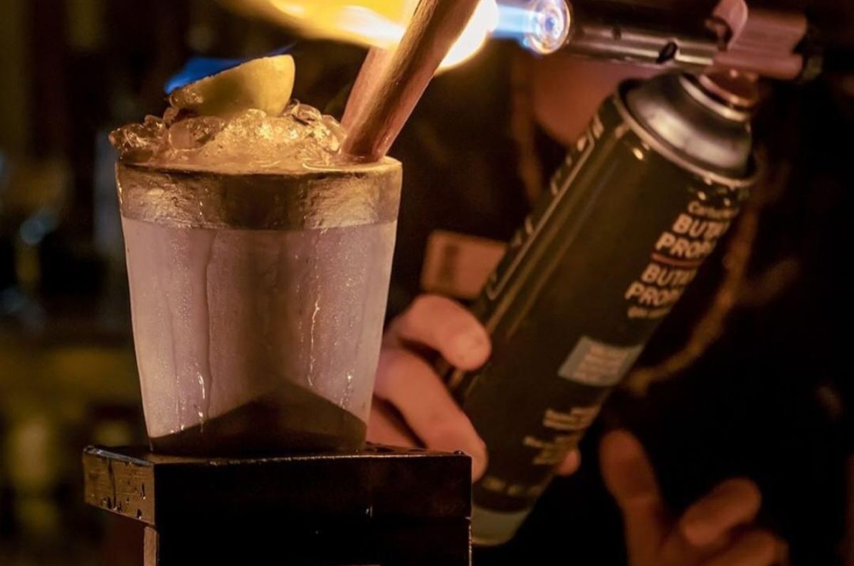Cóctel Bhakti (mezcal, Chartreuse verde, licor de naranja, oleo saccharum de naranja, piña, cardamomo, jugo de limón, foto de Miriam Carmo