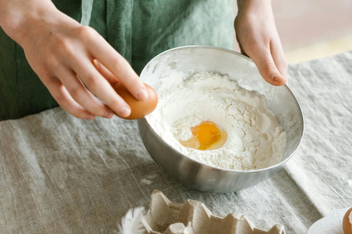 Persona preparando mezcla para postre. Foto de Pexels.