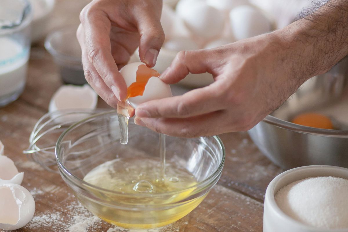 Persona preparando mezcla para postre. Foto de Pexels.
