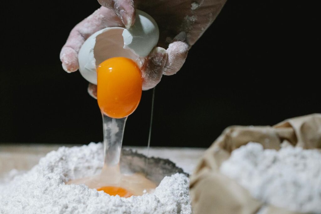 ¿Por qué el huevo es un ingrediente clave en la repostería?