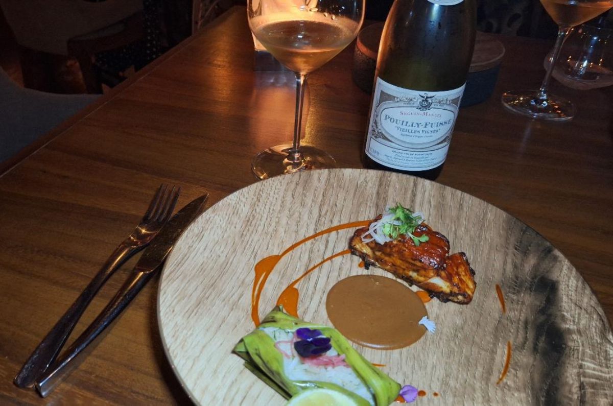 Pescado zarandeado con arroz de hoja santa y puré de frijol al chipotle con Seguin Manuel, Pouilly-Fuissée, Vieilles Vignes AOC, Loira, Francia, foto de Miriam Carmo