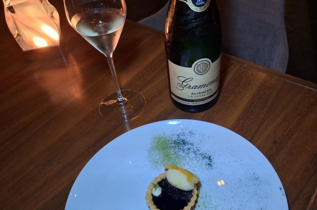Tarta de chicozapote con sorbete de naranja agria con Gramona, La Cuvée Reserva Brut, Corpinnat, España, foto de Miriam Carmo