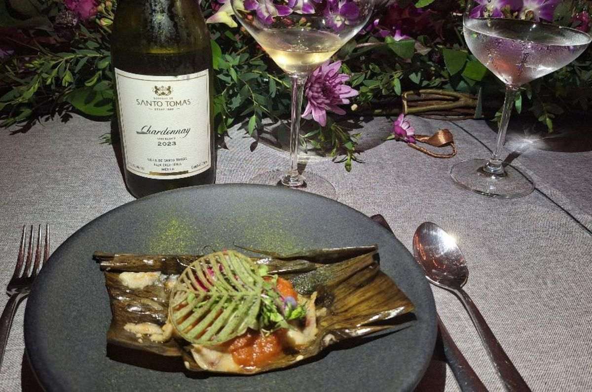 Tamal de xpelón y chaya con flor de calabaza y salsa de tomate frito de Irving Cupul (Ramona - Nizuc Resort & Spa) y Chardonnay Santo Tomás, foto de Miriam Carmo