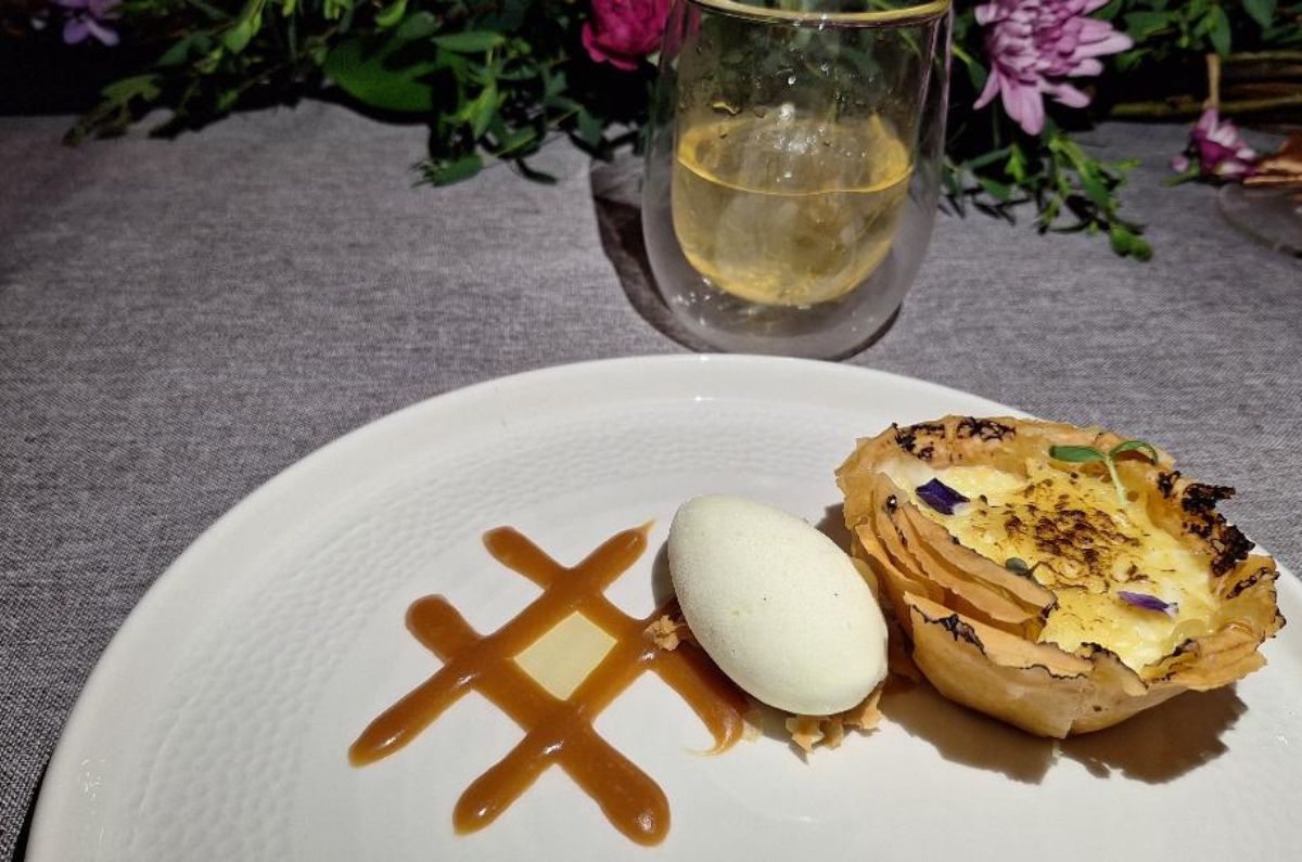 Tarta de quesos oaxaqueños, toffee de licor de naranja hecho en casa y helado de vainilla oaxaqueña del chef Baños, foto de Miriam Carmo