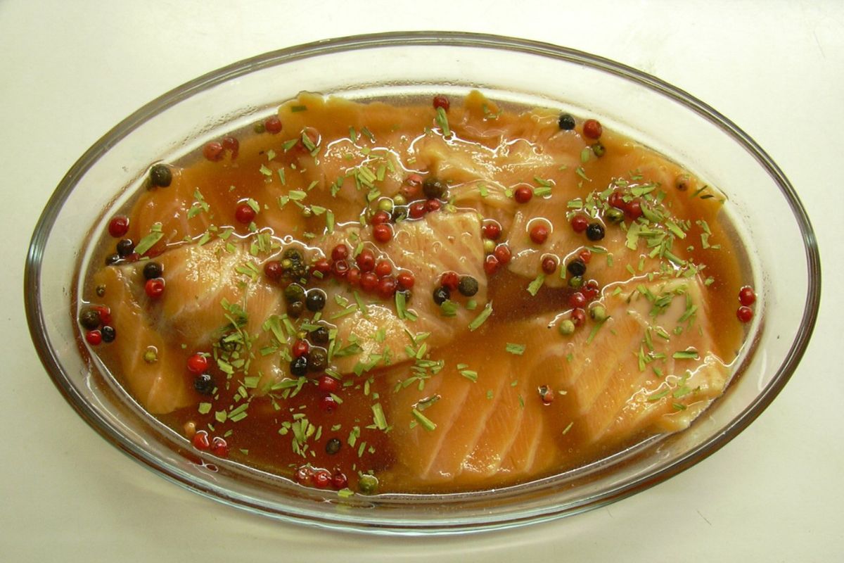 Salmón marinado en jugo de limón, ajo y miel. Foto de Flickr.