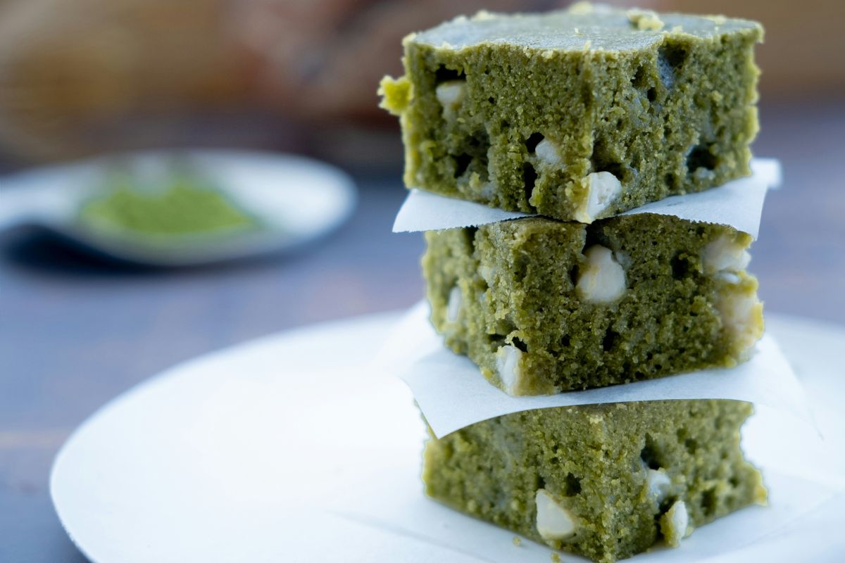 Panqué de matcha con chispas de chocolate blanco. Foto de Pexels.