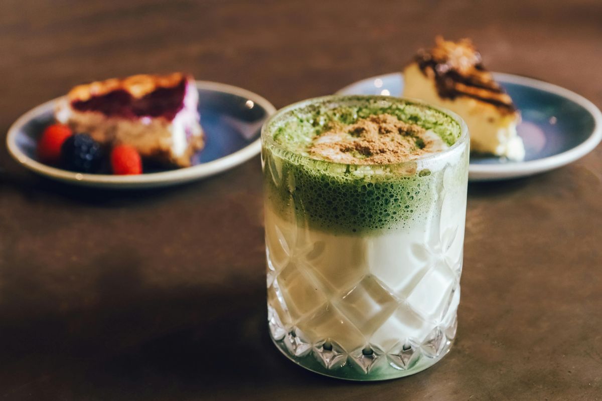 Bebida con espuma de matcha. Foto de Pexels.