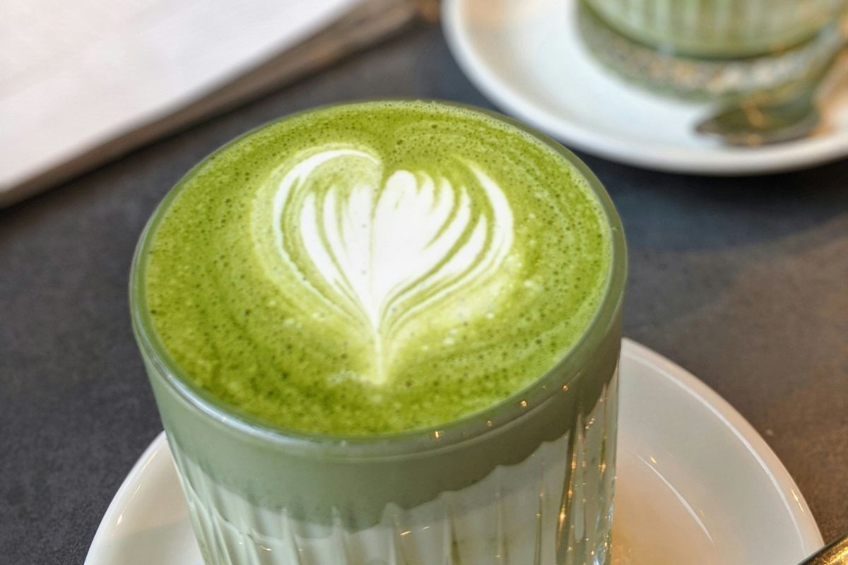 Bebida caliente con leche espumada. Foto de UnSplash.