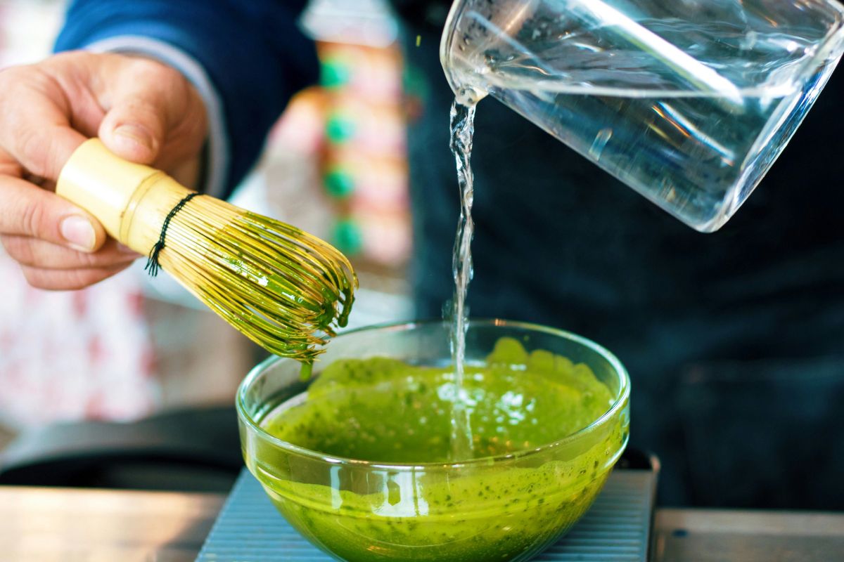 Persona preparando matcha caliente. Foto de Pexels.