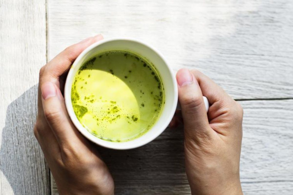 Persona disfrutando de matcha caliente. Foto de Pexels.