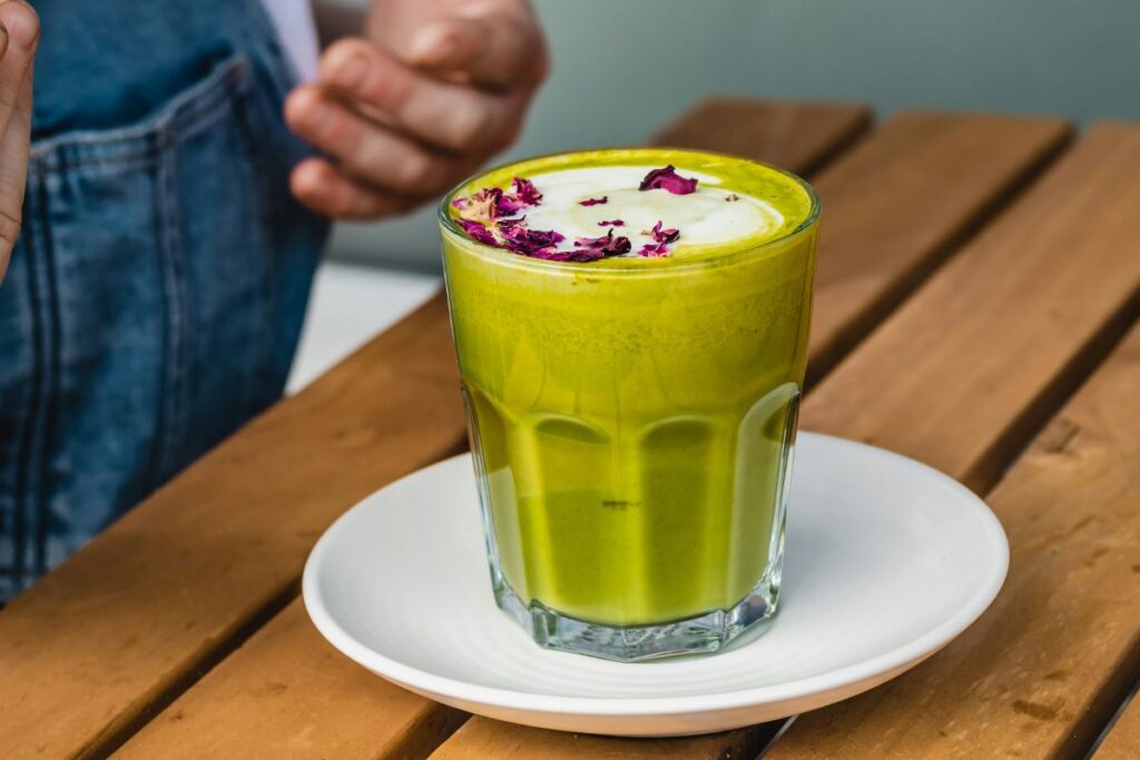 El matchagato es un postre en tendencia donde se acompaña el té verde con helado de vainilla.