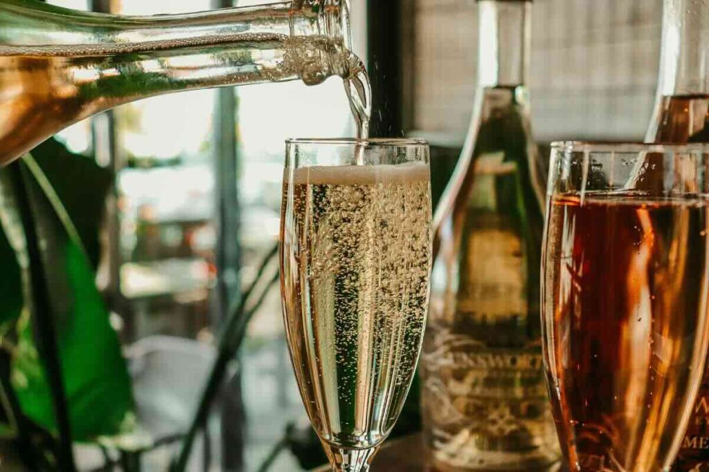 El Medio y Medio es una bebida preparada donde protagoniza el vino blanco.