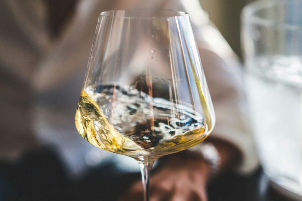 El Medio y Medio es una bebida preparada donde protagoniza el vino blanco.