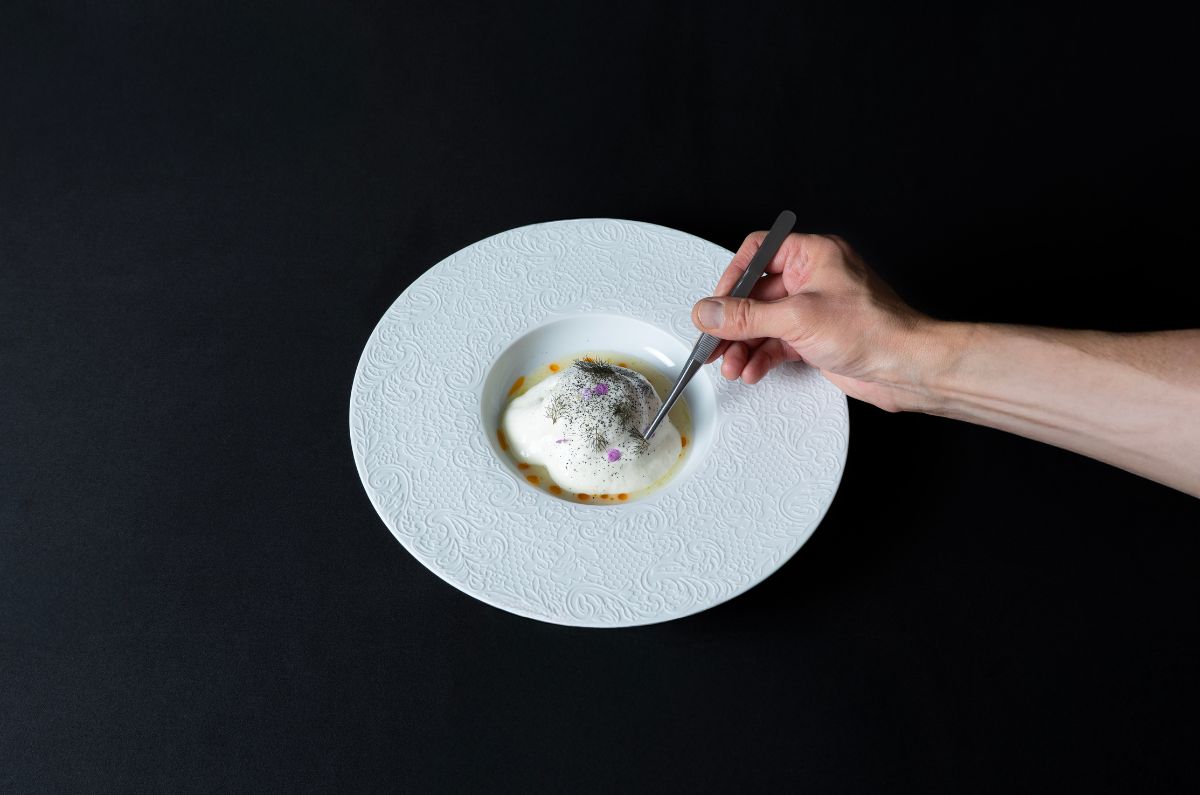 Resultado final: manitas de cerdo trufadas, cremita ibérica y espuma ahumada, foto proporcionada por el hotel