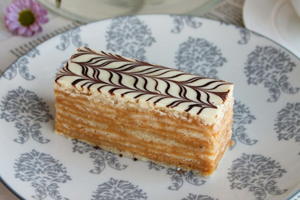 Pastel individual con crema pastelera y hojaldre. Foto de Pexels.