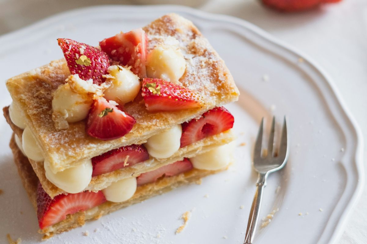 Pastel mil hojas con frutos rojos. Foto de Pexels.