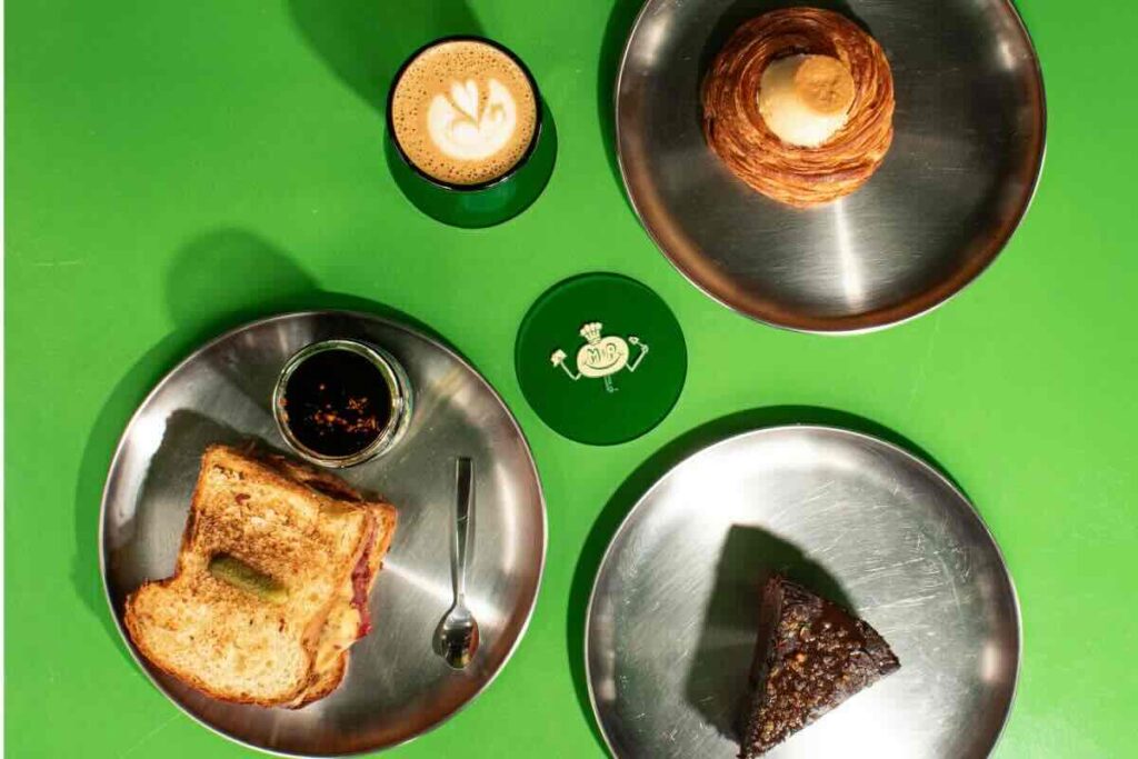 Mise en Print: la cafetería que presume un templo de literatura gastronómica único