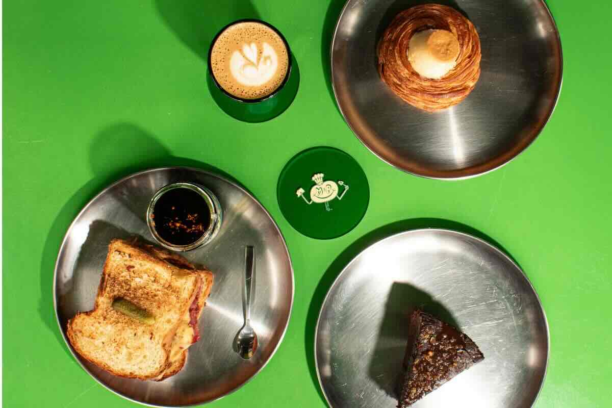 Mise en Print: la cafetería que presume un templo de literatura gastronómica único