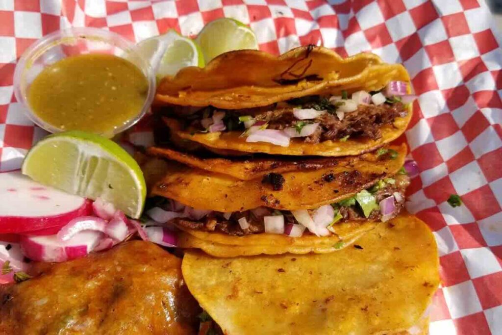 Las mulitas son un platillo de Tijuana hecho con tortillas de maíz fritas y rellenas con queso y carne.