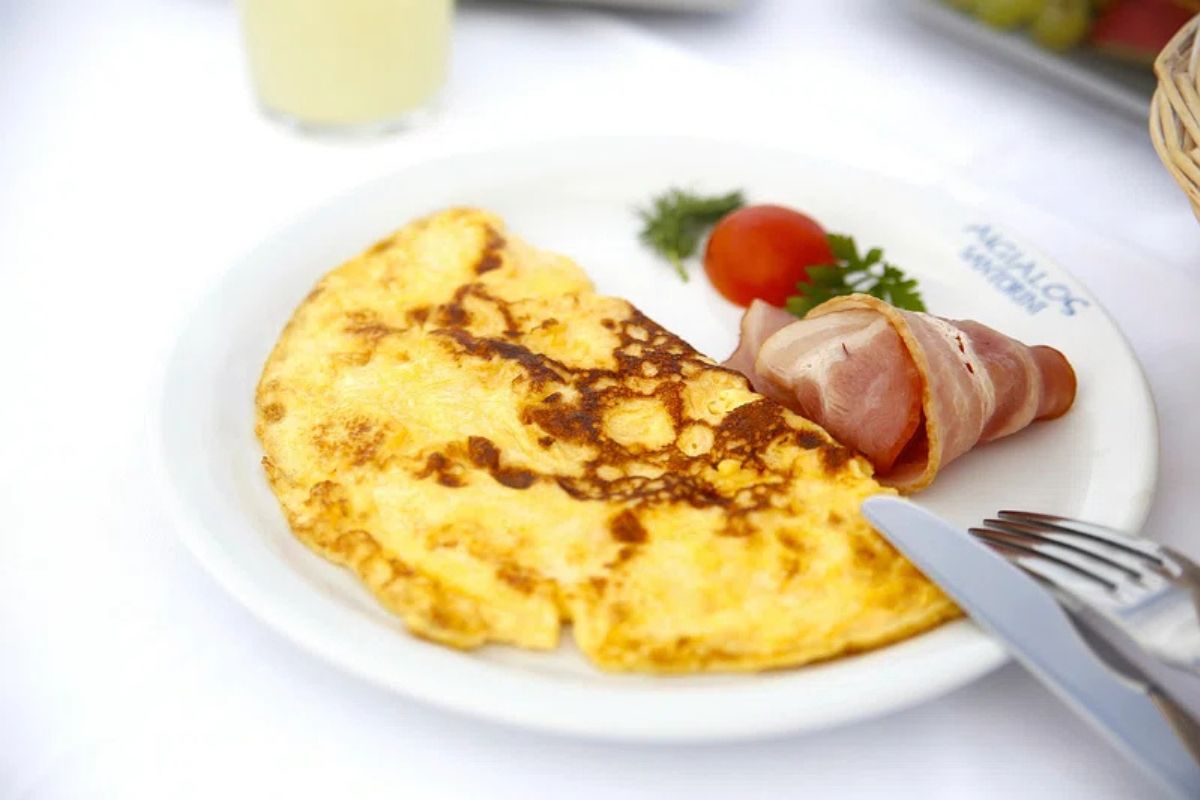 Omelette acompañado de jamón serrano. Foto de Pexels.