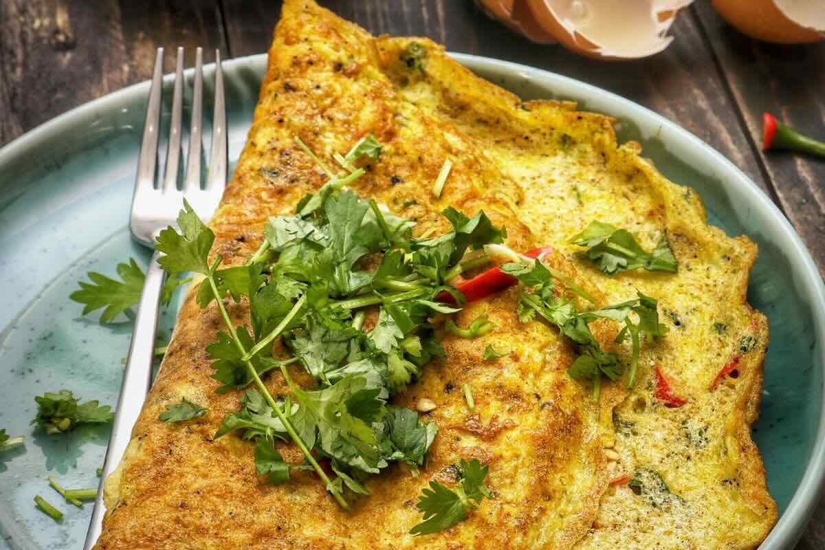 Desayuno salado con ensalada. Foto de Pexels.
