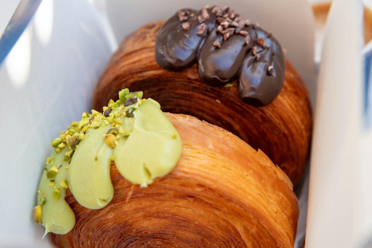 Croissant rolls de chocolate y crema de pistache. Foto de Pexels.
