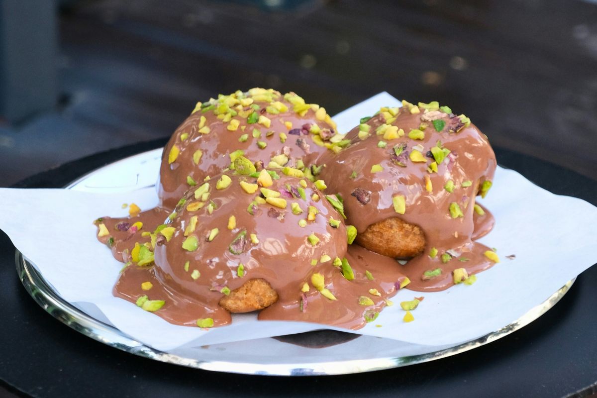 Profiteroles con chocolate Dubai. Foto de Pexels.