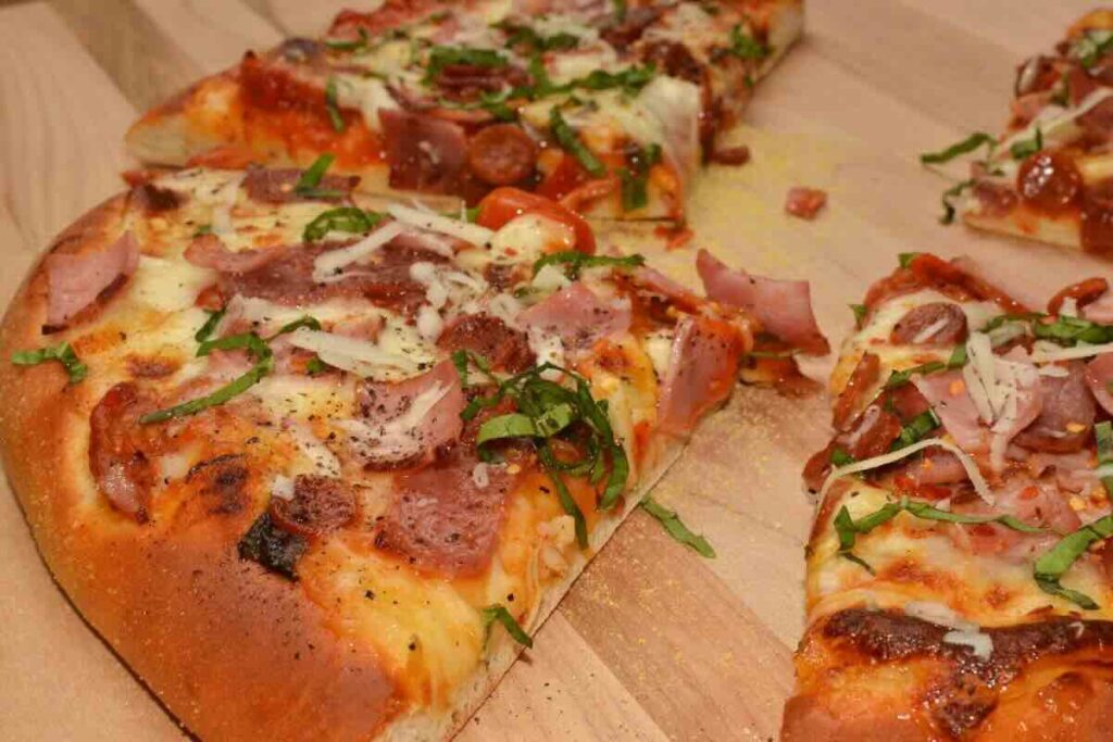 La pizza griega tiene sabores fuertes y mantiene una base gruesa de pan.