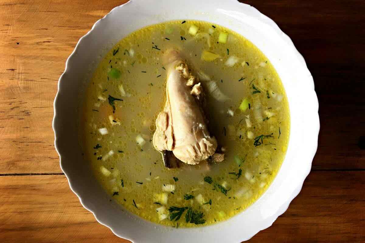 Caldo de pollo. Foto de Pexels.