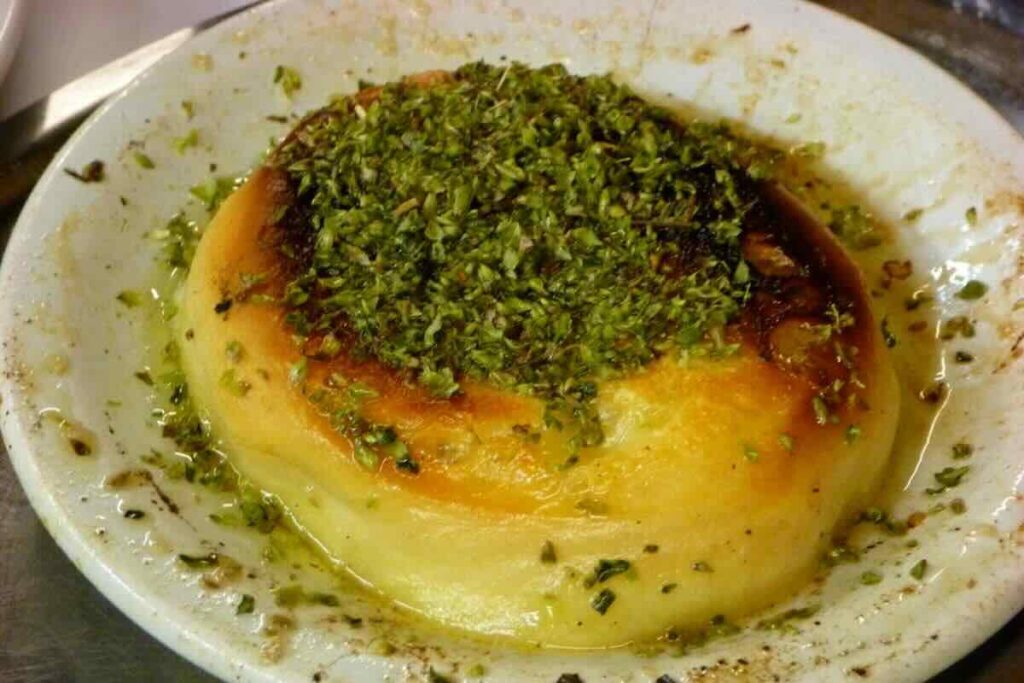 La provoleta es un plátillo típico de la cocina argentina.