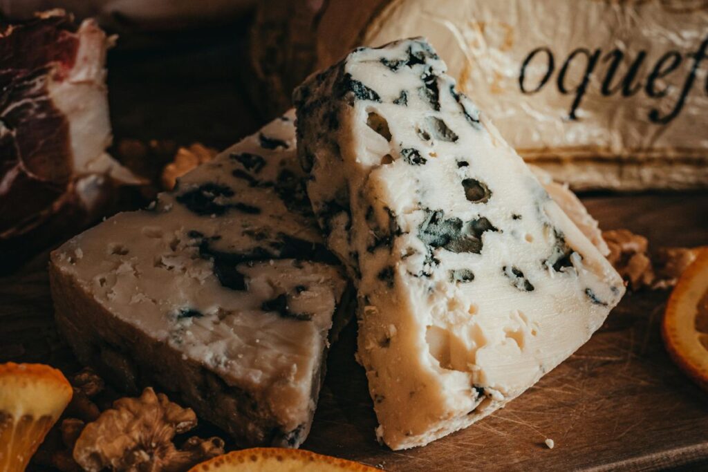El queso gorgonzola es un queso azul con notas dulces ligeras.