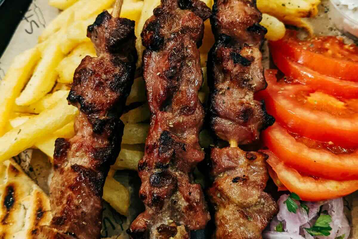 Brochetas de carne a la parrilla. Foto de Pexels.